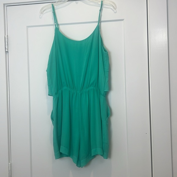 Gianni Bini green Ruffle One Piece romper size large. - Picture 6 of 8